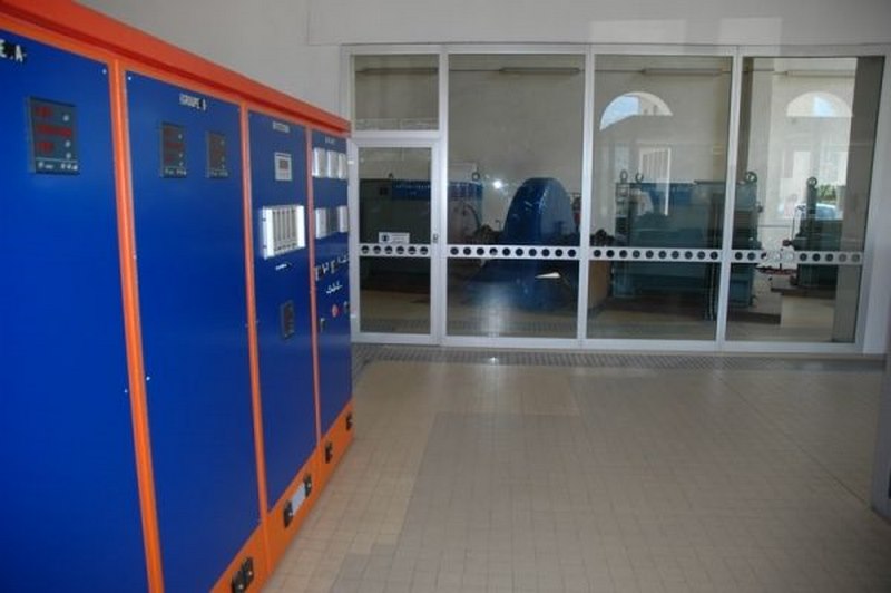 armoires électriques d'une petite centrale hydroélectrique