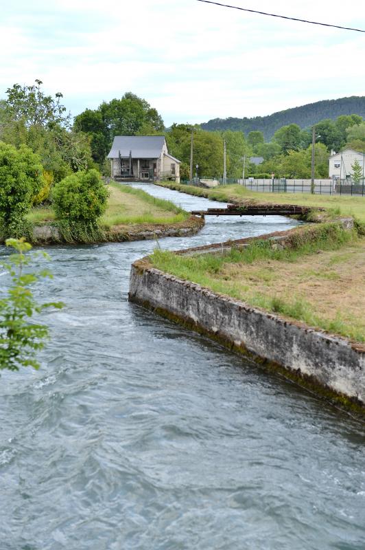 canal d'amenée et centrale hydroélectrique