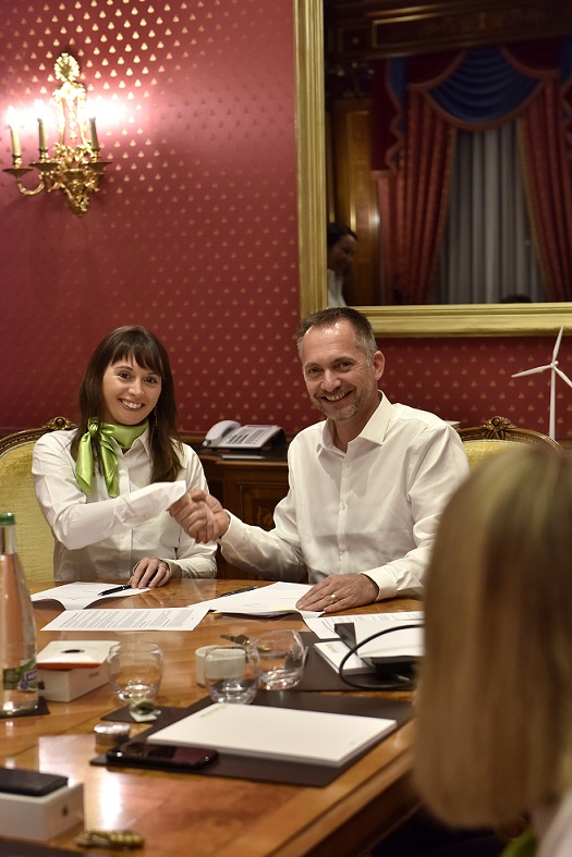 Clémence Contréras et Eric Reisse après la signature