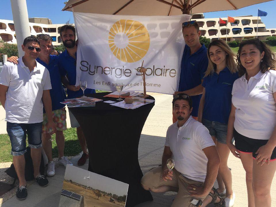 Une partie de l'équipe sous le drapeau Synergie Solaire